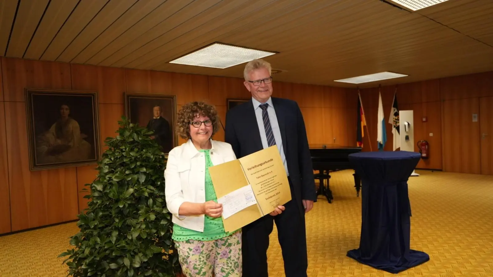 Oberbürgermeister Thomas Ebersberger überreichte den Sozialpreis an Ingrid Heinritzi-Martin.  (Foto: Stadt Bayreuth )