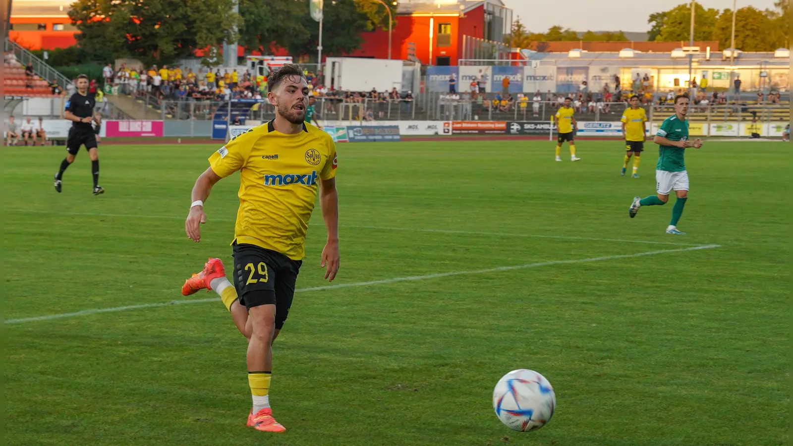 Die Altstädter Spieler - hier im Bild Jannik Graf beim Spiel gegen Schweinfurt - wollen sich nach der gestrigen Pokal-Blamage bei Fortuna Regensburg am Freitag bei Viktoria Aschaffenburg mit einem überzeugenden Auftritt rehabilitieren. (Foto: Archiv/sd)