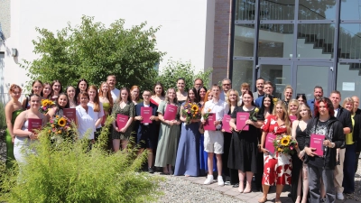 Sie haben ihr Reiseziel erreicht: Die Absolventen der Berufsfachschule für Pflegeberufe am Bezirkskrankenhaus Bayreuth feiern ihre Abschlüsse (Foto: Andrea Franz/GeBO )