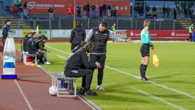Seine erste Niederlage als Cheftrainer musste Lukas Kling (vorne, rechts) heute bei Regionalligameister Kickers Würzburg hinnehmen. (Foto: Archiv/Stefan Dörfler)