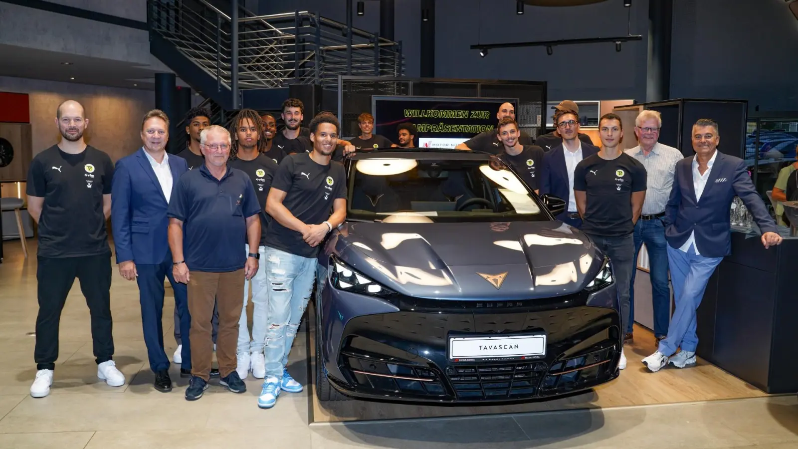 Gruppiert um den neuen Cupra Tavascan: Die Spieler und Funktionäre des BBC mit Headcoach Florian Wedell (links), Oberbürgermeister Thomas Ebersberger (zweiter von rechts) und Repräsentanten des Autohauses Motor-Nützel. (Foto: sd)