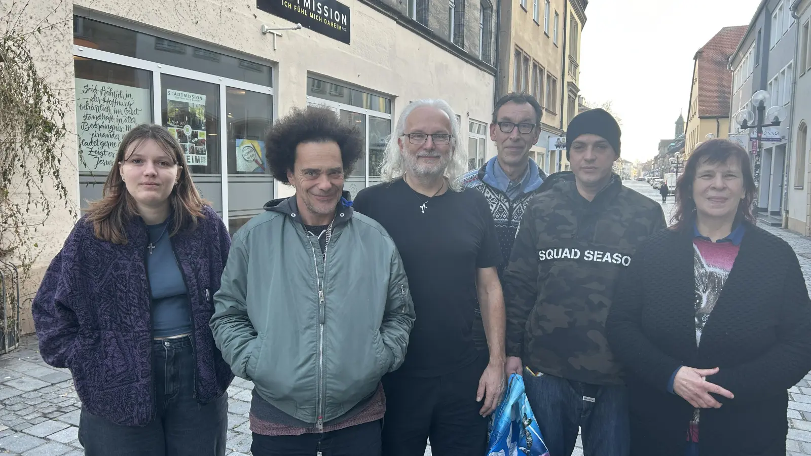 Volker Sommerfeldt (3.v.l.) mit Besuchern und Mitarbeitern der Stadtmission in der Sophienstraße 23-25.  (Foto: jm)