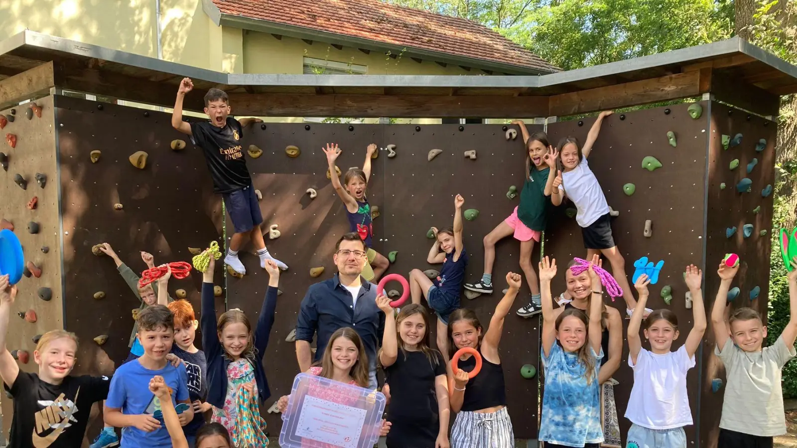 Die 3b der Grundschule Lerchenbühl freut sich über die Bewegungskiste.  (Foto: red )