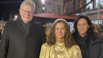 Das Bayreuther Christkind Lena Bär nach der zusammen mit Oberbürgermeister Thomas Ebersberger durchgeführten Eröffnung des Christkindlesmarktes. Rechts Gudrun Sommerer als Vertreterin der am Markt beteiligten Schausteller. (Foto: jm)