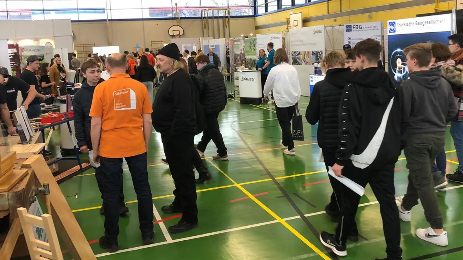 Die Turnhalle der Gesamtschule Hollfeld: Wo sonst Sport getrieben wird, gibt es am Aktionstag wichtige Informationen zum Start in das Berufsleben. 	 (Foto: red)