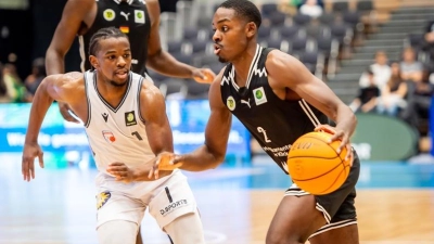 Tehree Horn (BBC Bayreuth, rechts) am Ball gegen den Düsseldorfer Isaiah Hart.<br><br> (Foto: Norbert Schulz)