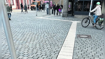 Durchgängiges Blindenleitsystem auf dem Markt. Im Bild die Querung über die Kanzleistraße / Ecke Maxstraße.  (Foto: W. Munzert)