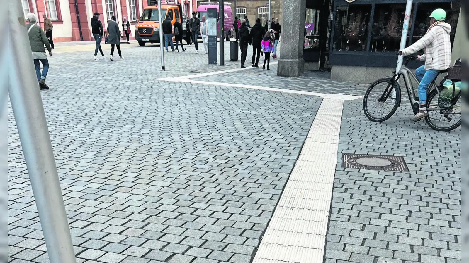 Durchgängiges Blindenleitsystem auf dem Markt. Im Bild die Querung über die Kanzleistraße / Ecke Maxstraße.  (Foto: W. Munzert)