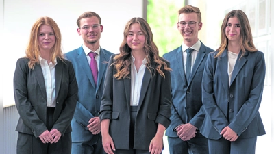 Die Teilnehmenden des Bayreuther Moot Court-Teams v.l.: Meggy Oertel, Edgar Polok, Laura Hoffmann, Lars Moschnitschka und Magdalena Lehmann.  (Foto: red )