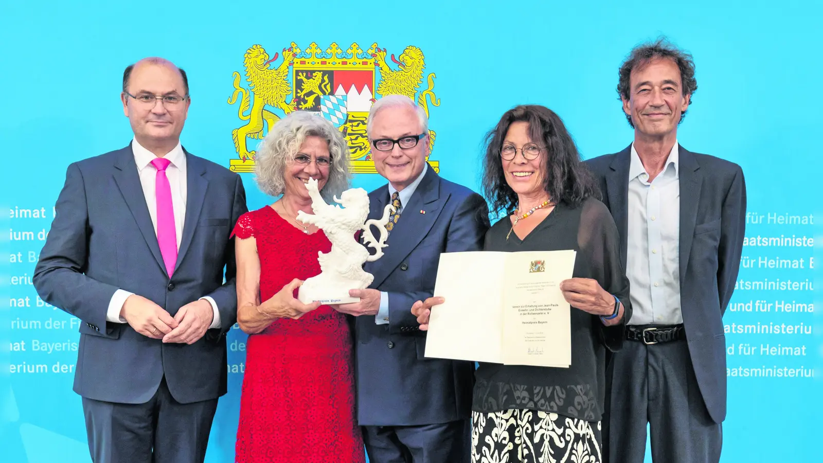 V.l.: Finanz- und Heimatminister Albert Füracker, Christine Sommer-Fiederer, Hans-Jürgen Schatz, Heide Sommer und Werner Fiederer.<br> (Foto: StMFH )