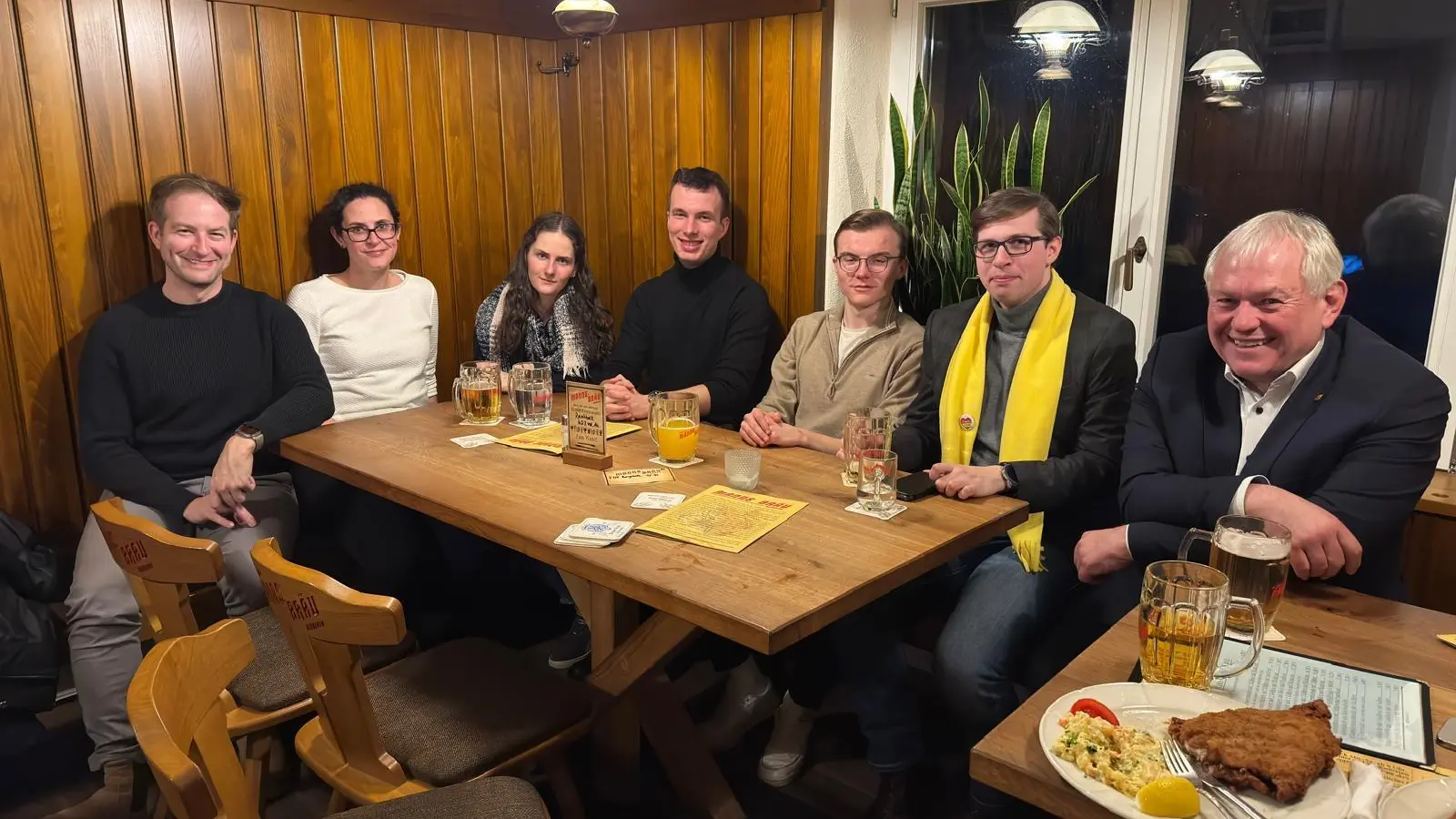 Thomas Hacker (rechts) und seine Mitstreiter im Manns Bräu. Foto: Stefan Dörfler (Foto: sd)