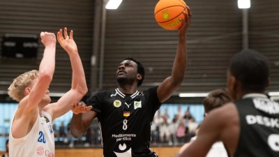 Der Bayreuther Nat Diallo (am Ball) musste die Partie in Bochum nach einer umstrittenen Schiedsrichterentscheidung vorzeitig beenden. (Foto: Alexander Mihm)