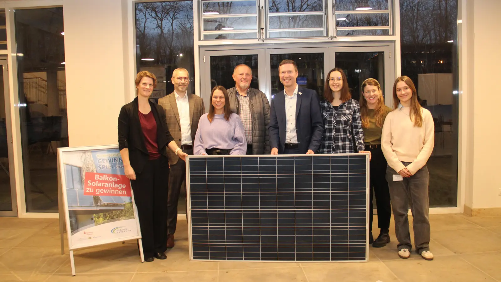 Gesa Thomas (Klimaschutzmanagement Stadt Bayreuth), Markus Zweck (Sparkasse Bayreuth), Gewinnerin Kathrin Häfner, Gewinner Alois Müller, Landrat Florian Wiedemann, Miriam Steinmüller, Kirstin Köhler (beide Klimaschutzmanagement Stadt Bayreuth) und Lisa Bescherer (Regionale Entwicklungsagentur Landkreis Bayreuth) freuen sich über den erfolgreichen Abschluss des Klimaschutz-Gewinnspiels 2024.  (Foto: red )