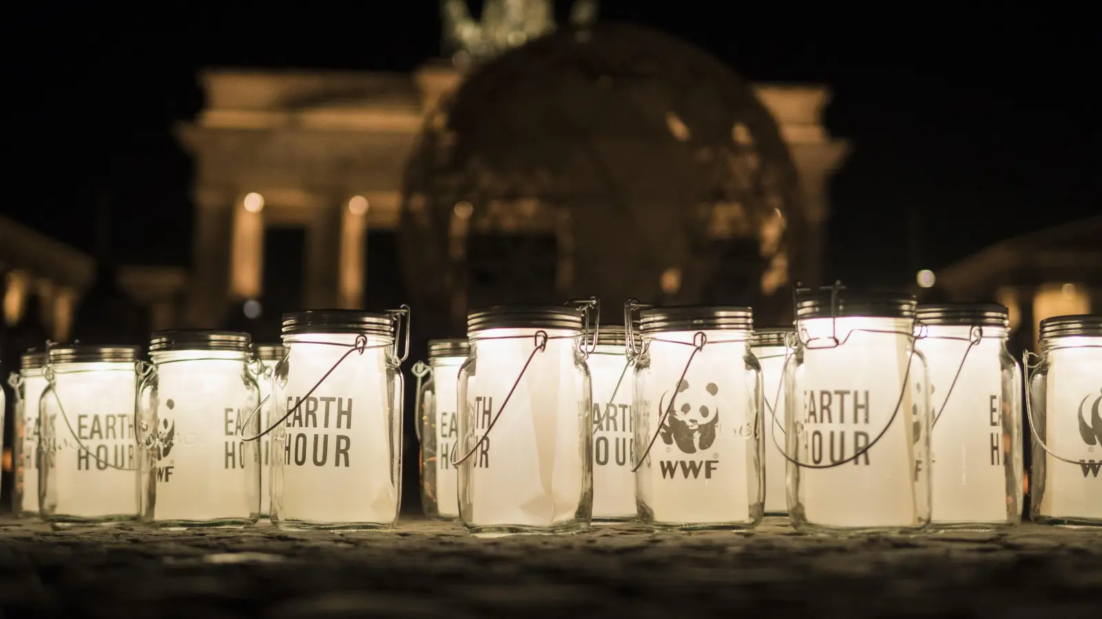 Teilnehmer machen in Berlin im Rahmen einer Aktion des WWF Deutschland mit einer Lichtinstallation auf die Earth Hour 2018 aufmerksam. (Foto: WWF-Earth Hour | © Daniel Seiffert)