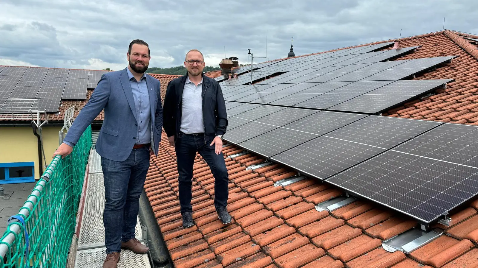 Bürgermeister Christian Brunner und eco.Tech-Geschäftsführer Heiko Wolf freuen sich über die neuen PV-Anlagen auf dem Schuldach.  (Foto: sd)