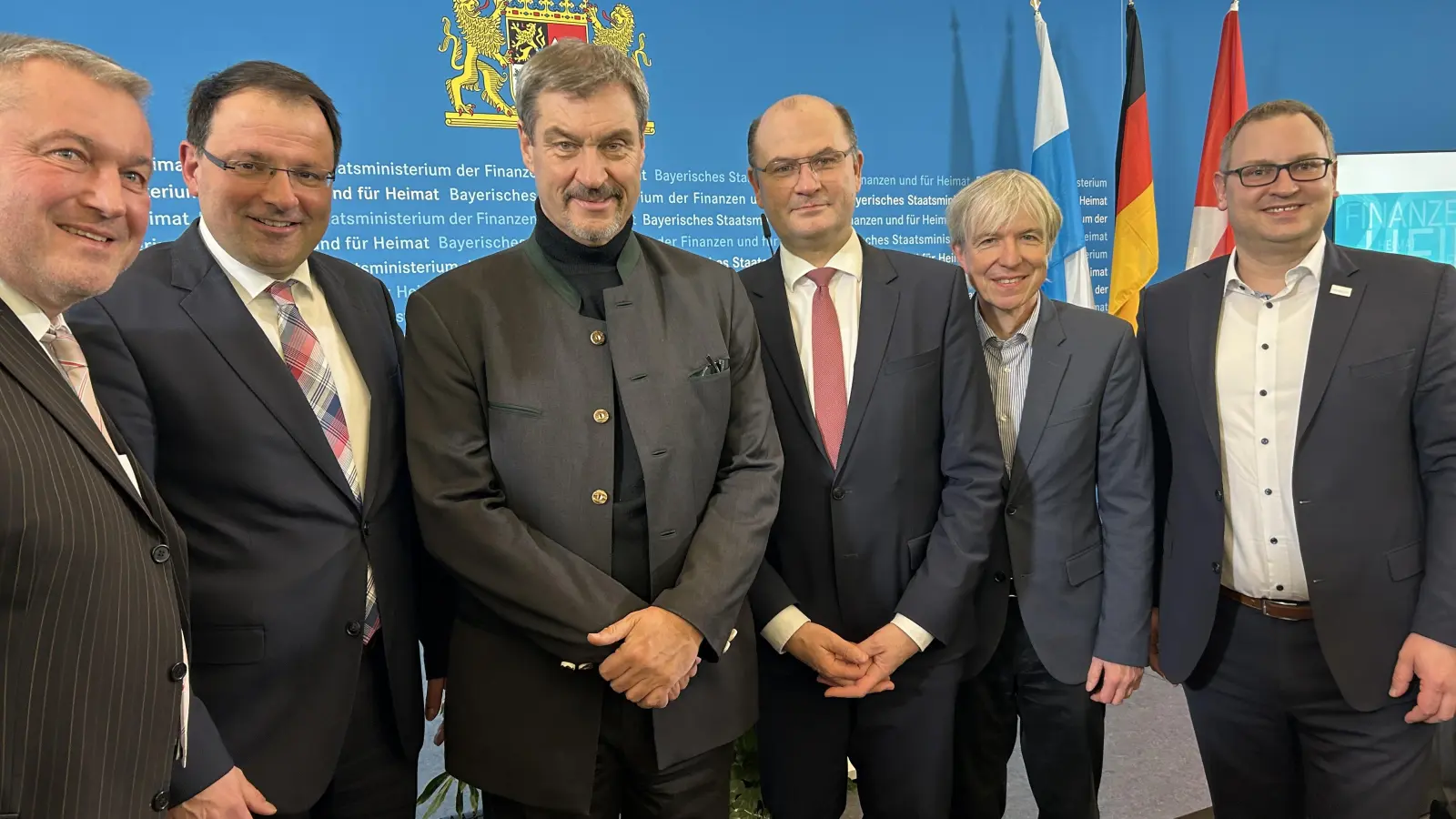 Stellv. Landrat Klaus Bauer, Staatssekretär im Bayerischen Staatsministerium der Finanzen und für Heimat Martin Schöffel, Ministerpräsident Markus Söder, Staatsminister Albert Füracker, Vizepräsident der Regierung von Oberfranken Thomas Engel, Bayreuths Dritter Bürgermeister Stefan Schuh. (Foto: gmu)