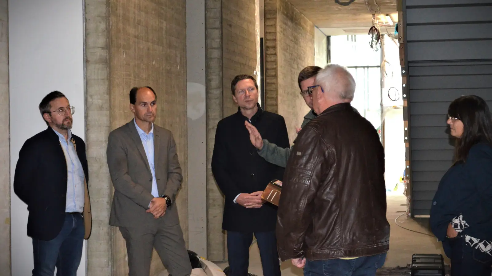 Während der Begehung der MINT-Baustelle (von links): Thomas Düreth (Fachbereich Hochbau im Landratsamt Bayreuth), Hartmut Stern (Bürgermeister der Stadt Hollfeld), Landrat Florian Wiedemann, Bauleiter Daniel Färber, Journalist Stefan Brand und Schulleiterin Christine Betz.  (Foto: red )