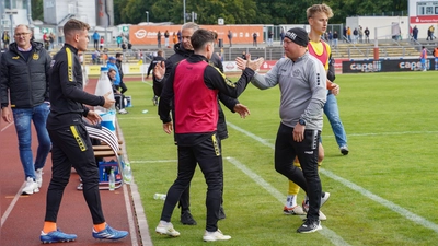 Gegen Schwaben Augsburg hoffen die Spieler und Trainer Lukas Kling, wieder einen Sieg feiern zu können. (Foto: Archiv/Stefan Dörfler)