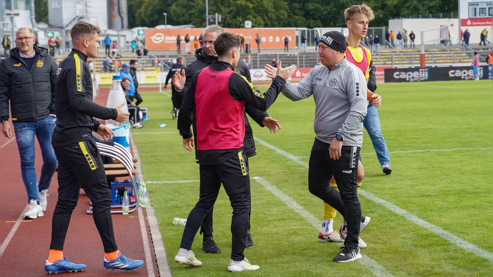 Gegen Schwaben Augsburg hoffen die Spieler und Trainer Lukas Kling, wieder einen Sieg feiern zu können. (Foto: Archiv/Stefan Dörfler)