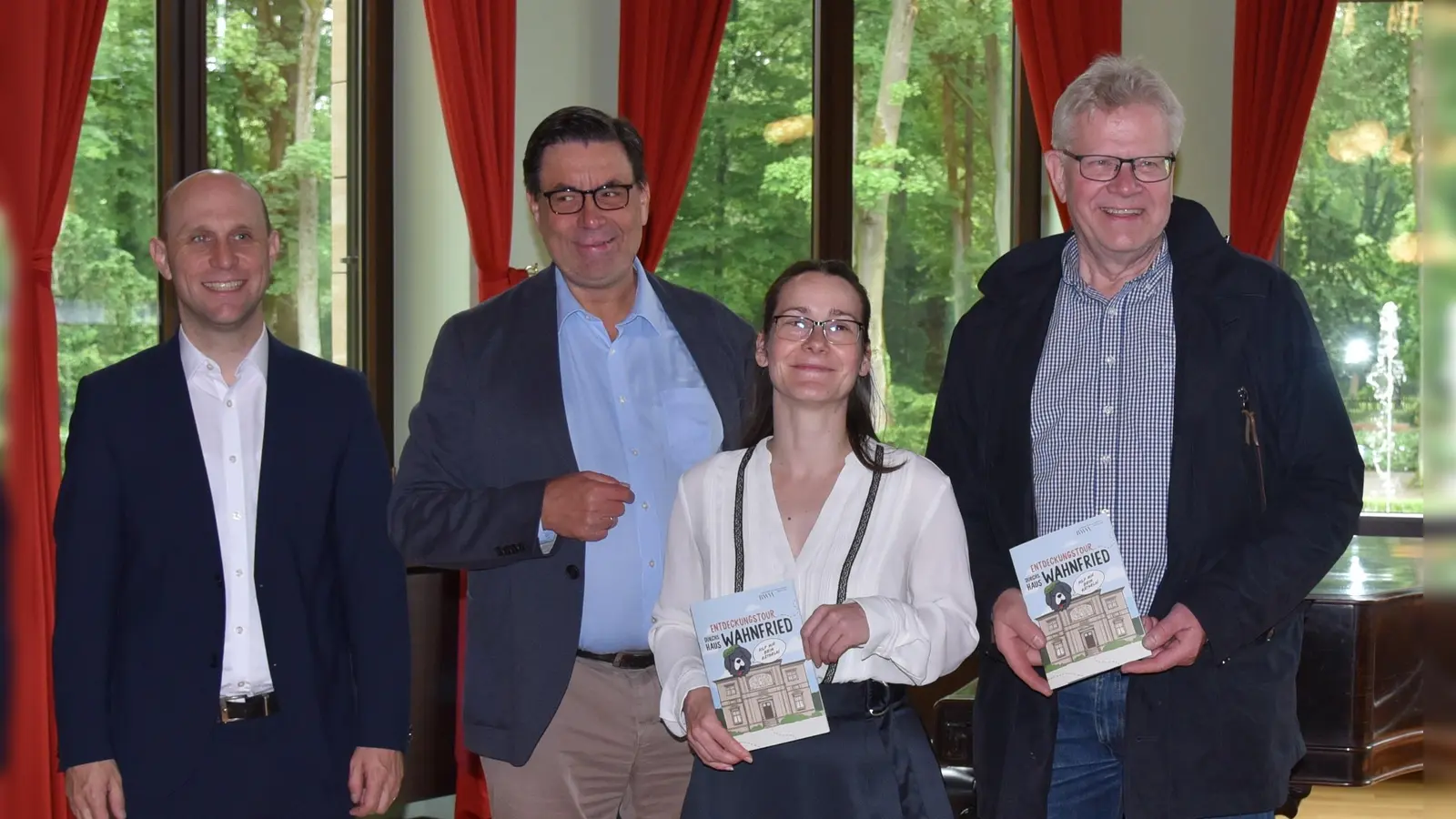 V.l.: Kulturreferent Benedikt Stegmayer, Museumsdirektor Dr. Sven Friedrich, Museumspädagogin Yvonne Halfter und Oberbürgermeister Thomas Ebersberger. <br> (Foto: Nationalarchiv der Richard-Wagner-Stiftung Bayreuth)