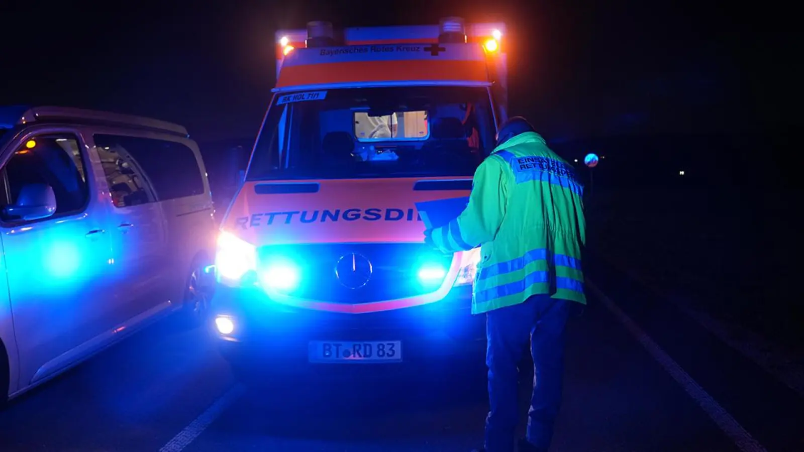 An der Unfallstelle beim Eckersdorfer Ortsteil Oberwaiz. (Foto: BRK-Kreisverband Bayreuth)