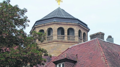 Der achteckige, bereits 1565 nach Plänen von Caspar Vischer auf noch älteren Fundamenten erbaute Glockenturm der kath. Schlosskirche. (Foto: W. Munzert )