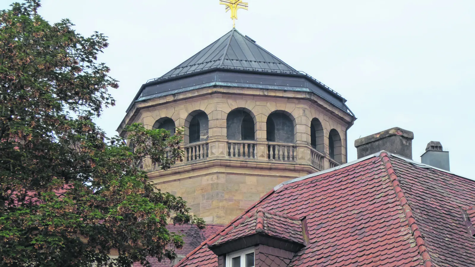 Der achteckige, bereits 1565 nach Plänen von Caspar Vischer auf noch älteren Fundamenten erbaute Glockenturm der kath. Schlosskirche. (Foto: W. Munzert )