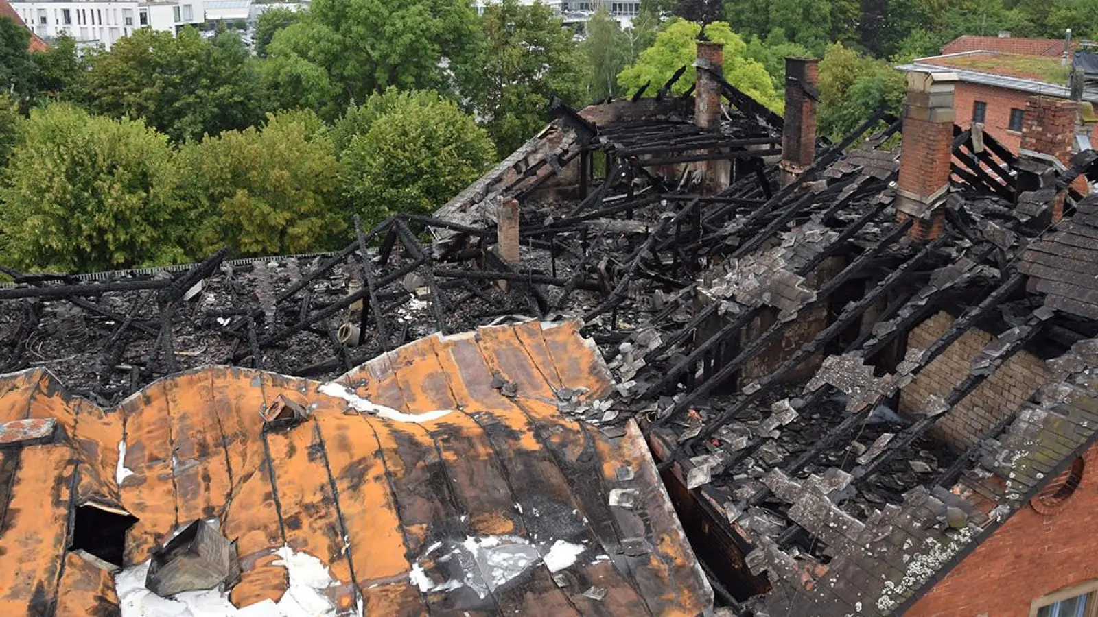 Der Dachstuhl der Sudpfanne am Morgen nach dem Brand. (Foto: Lenkeit)