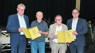 Die Ehrenbriefe der Stadt Bayreuth wurden überreicht: V.l. Oberbürgermeister Thomas Ebersberger, Adolf Weiss, Roland Reiß und Dritter Bürgermeister Stefan Schuh.  (Foto: sd)