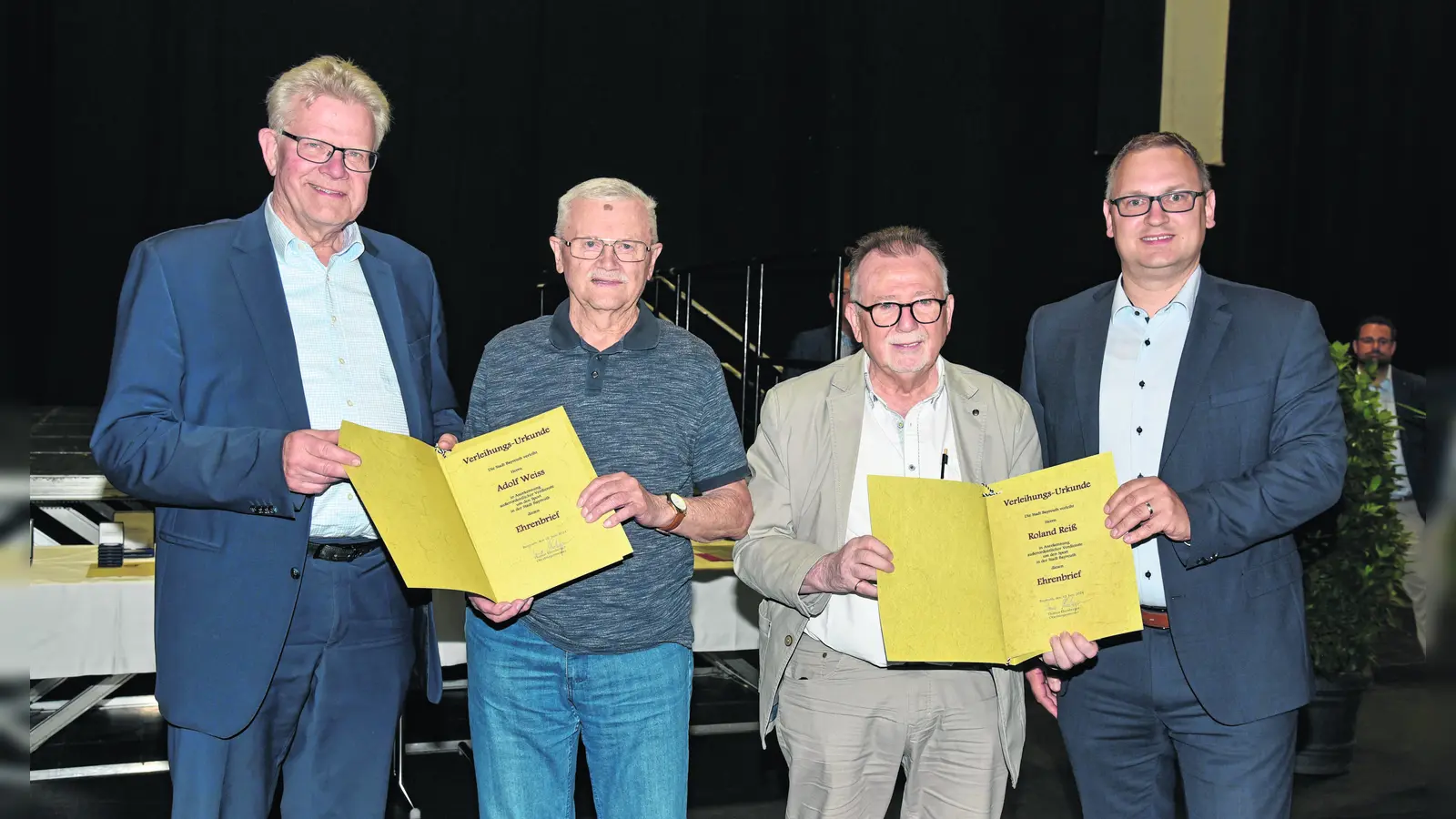 Die Ehrenbriefe der Stadt Bayreuth wurden überreicht: V.l. Oberbürgermeister Thomas Ebersberger, Adolf Weiss, Roland Reiß und Dritter Bürgermeister Stefan Schuh.  (Foto: sd)