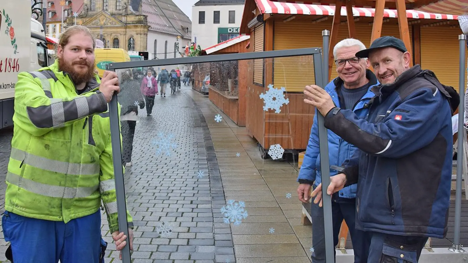 Schnee bisher nur also Deko auf Glas: V.l. die Marktbeschicker Christian Täuber, Klaus Völkel und Michael Korn beim Aufbau am Dienstagvormittag. (Foto: Lenkeit)