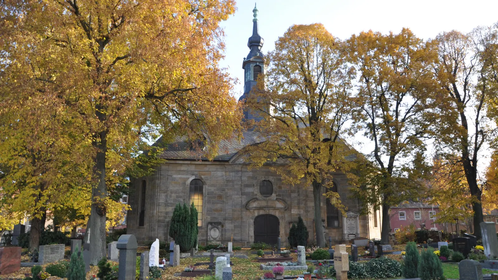 Der Stadtfriedhof mit der Gottesackerkirche von 1781 ist der älteste und größte Friedhof in Bayreuth. (Foto: Pfaffenberger)