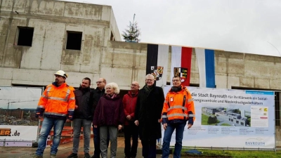 Richtfest auf dem Gelände des Klärwerks für ein neues Sozialgebäude und eine neue Energiezentrale (von rechts): Lothar Ziegler (Leiter des Stadtbauhofs), Oberbürgermeister Thomas Ebersberger, Gisbert Röhle (Leiter des Tiefbauamtes) und Baureferentin Urte Kelm. (Foto: Stadt Bayreuth)