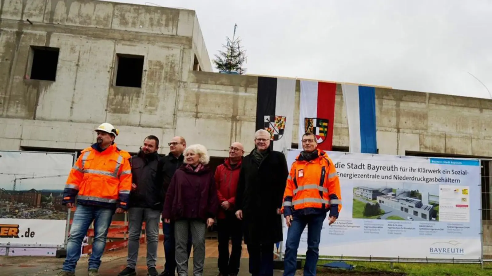 Richtfest auf dem Gelände des Klärwerks für ein neues Sozialgebäude und eine neue Energiezentrale (von rechts): Lothar Ziegler (Leiter des Stadtbauhofs), Oberbürgermeister Thomas Ebersberger, Gisbert Röhle (Leiter des Tiefbauamtes) und Baureferentin Urte Kelm. (Foto: Stadt Bayreuth)