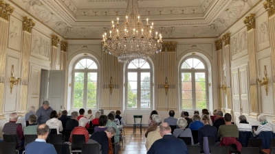 Traumhaftes Ambiente: schon 20 Minuten vor Aufführungsbeginn füllt sich der Weiße Saal in Schloss Fantaisie. (Foto: Horst Mayer)