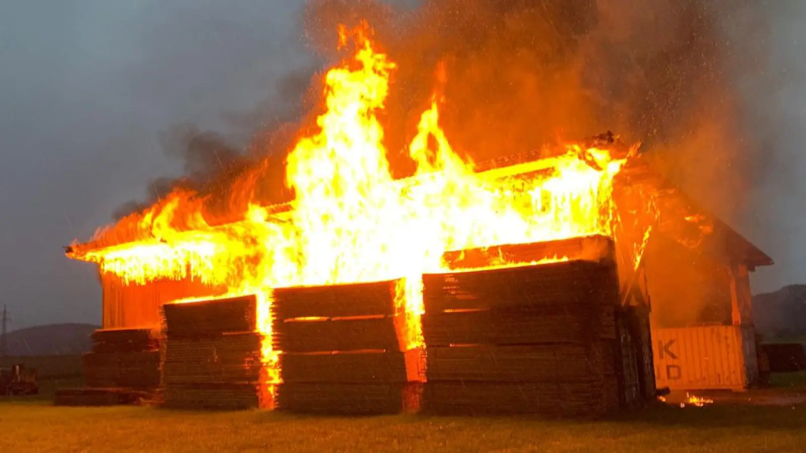 Prebitz-Losau-Lagerhalle-Feuer-Brand (Foto: Kreisbrandinspektion Bayreuth)