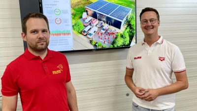 V.l.: Marco Linhardt, stellv. Technischer Leiter/Planer der PV-Anlage und Thomas Schmid, Vorsitzender der DLRG im Kreisverband Bayreuth e.V. (Foto: red )