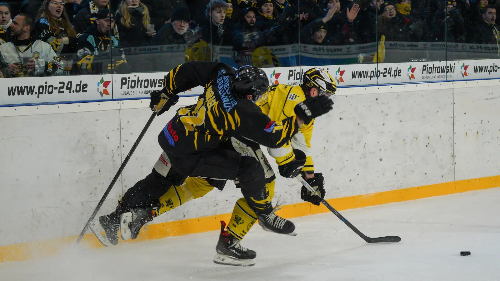 Eng umkämpft wie bisher in allen Saisonspielen der beiden Teams ging es auch heute zwischen den Tölzer Löwen und den onesto Tigers Bayreuth zu, (Foto: Archiv/sd)