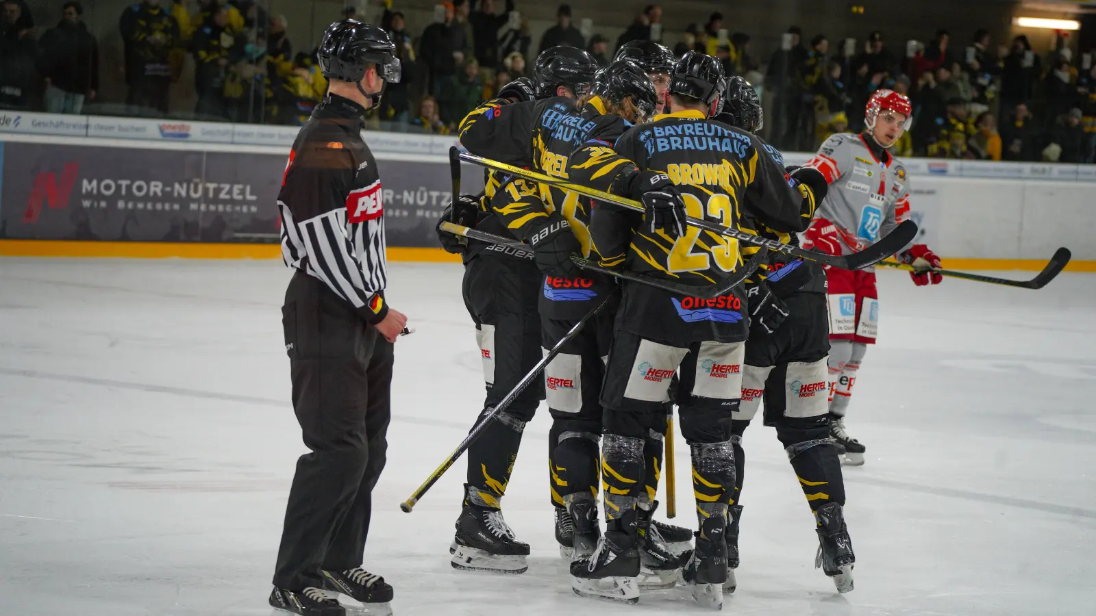 Grund zum Jubeln, wie auf unserem Bild aus dem Hinspiel im Dezember, gab es für die onesto Tigers heute sechsmal beim EC Peiting. (Foto: Archiv/sd)