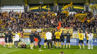 Wie beim Hinspiel im Sommer (Bild) durften sich die die Altstädter Spieler auch heute beim Rückspiel in Bamberg von ihren Fans für den Sieg im Oberfrankenderby feiern lassen. (Foto: Archiv/sd)