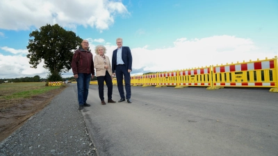 Oberbürgermeister Thomas Ebersberger nahm mit Baureferentin Urte Kelm und Tiefbauamtsleiter Gisbert Röhle die sanierte Straße nach Dörnhof in Augenschein. (Foto: Stadt Bayreuth )