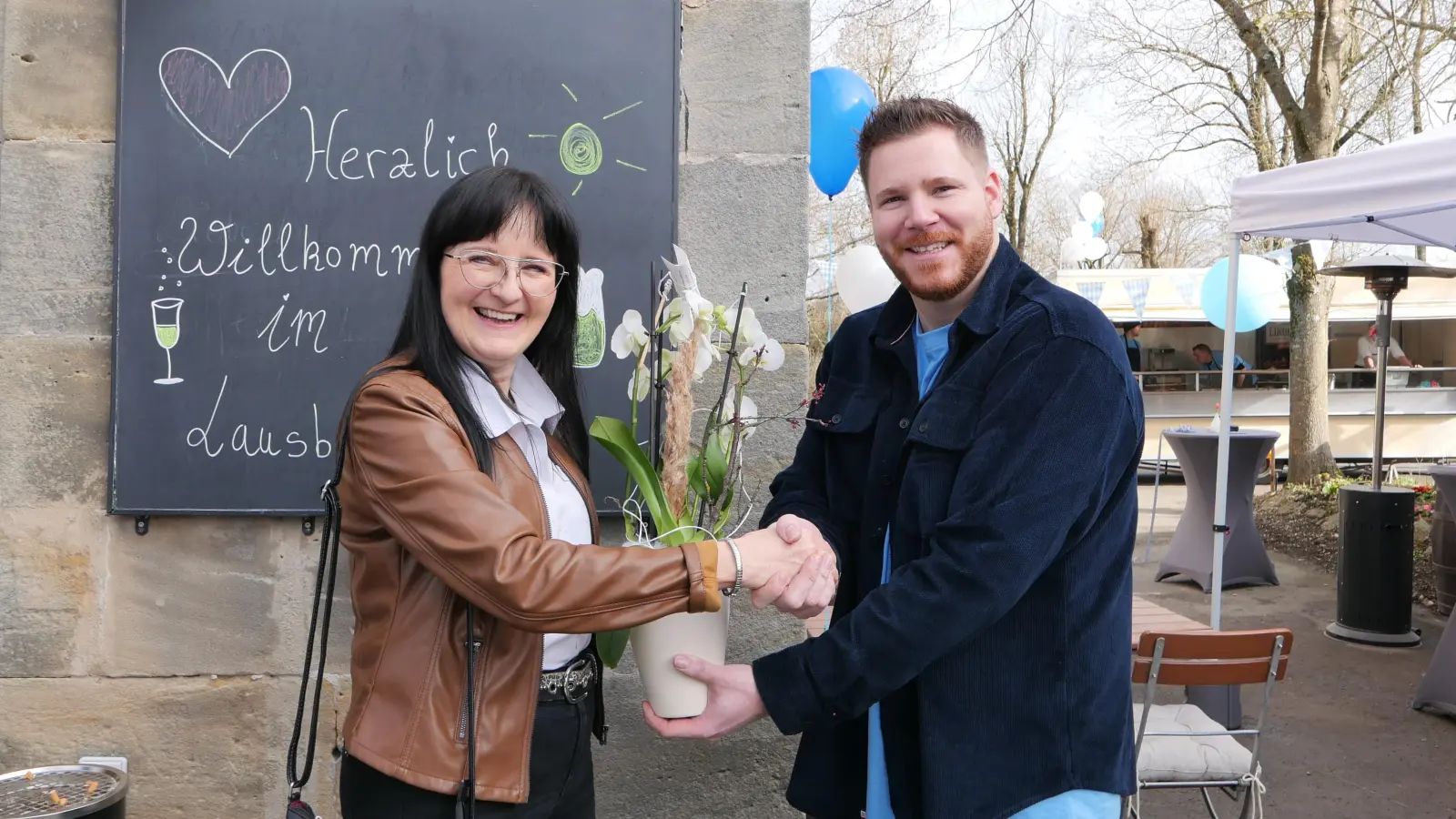 Bester Dinge bei der Eröffnung: die Eckersdorfer Bürgermeisterin Sybille Pichl und der neue Wirt in Tröbersdorf, Sven Vogel. (Foto: Horst Mayer)