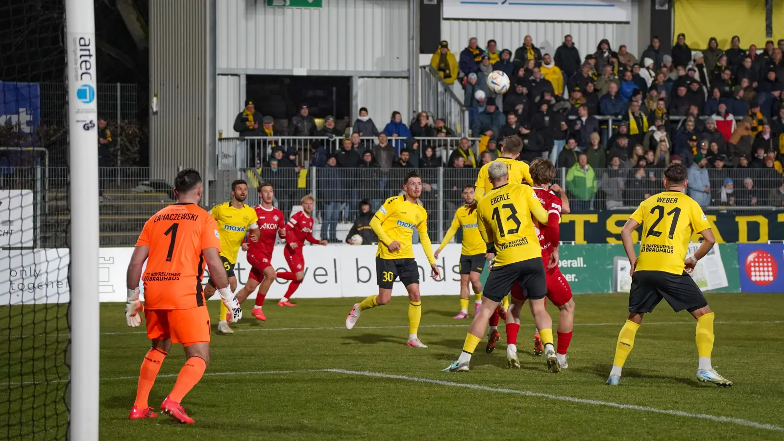 Die Abwehrreihen der beiden Teams bestimmten über weite Strecken die Partie zwischen der SpVgg Bayreuth und den Würzburger Kickers. (Foto: sd)