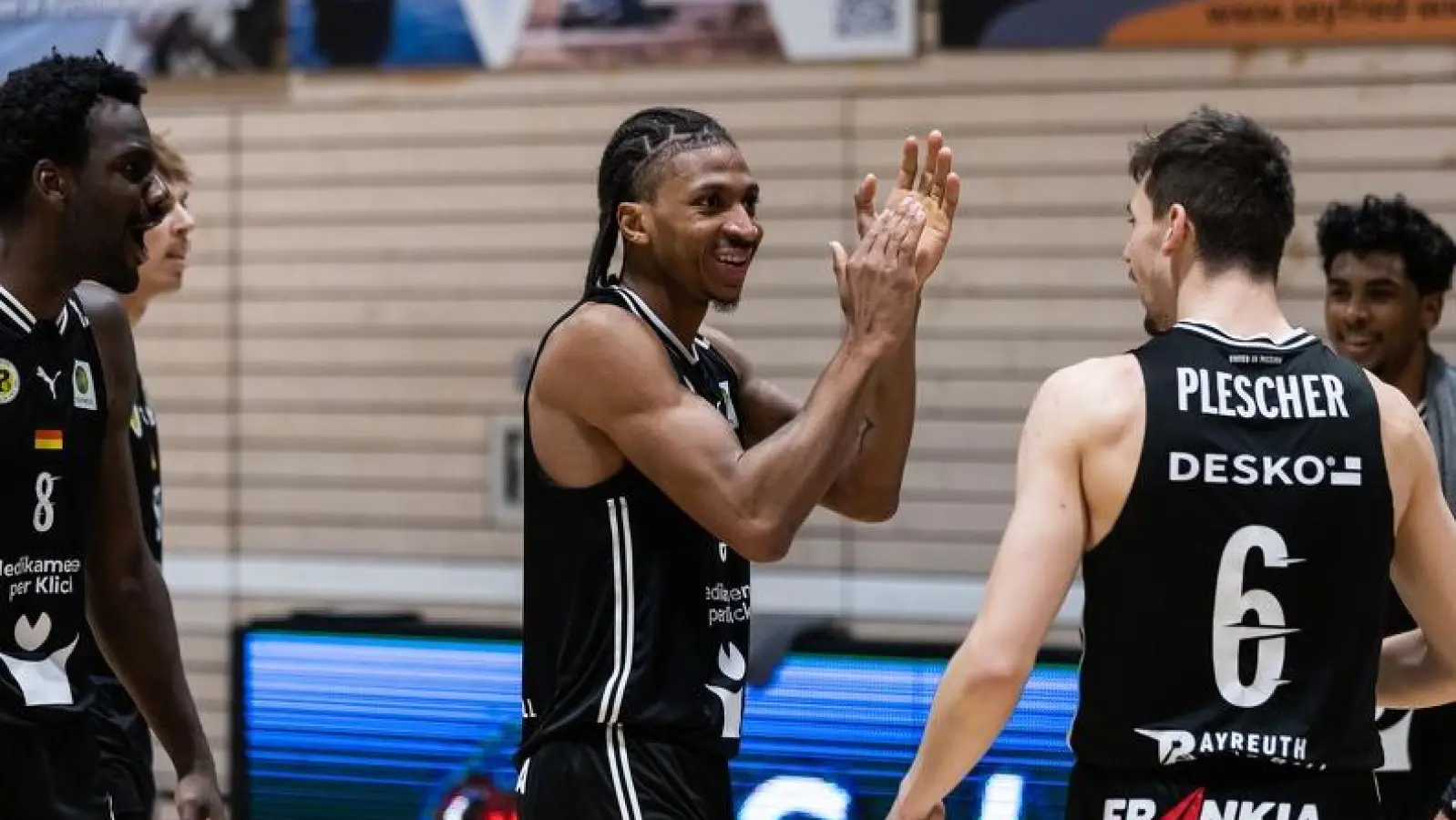 Große Freude herrschte beim BBC um Topscorer Demarcus Demonia (Mitte) über den überzeugenden Auswärtssieg in Kirchheim. (Foto: Oliver Schmidt)