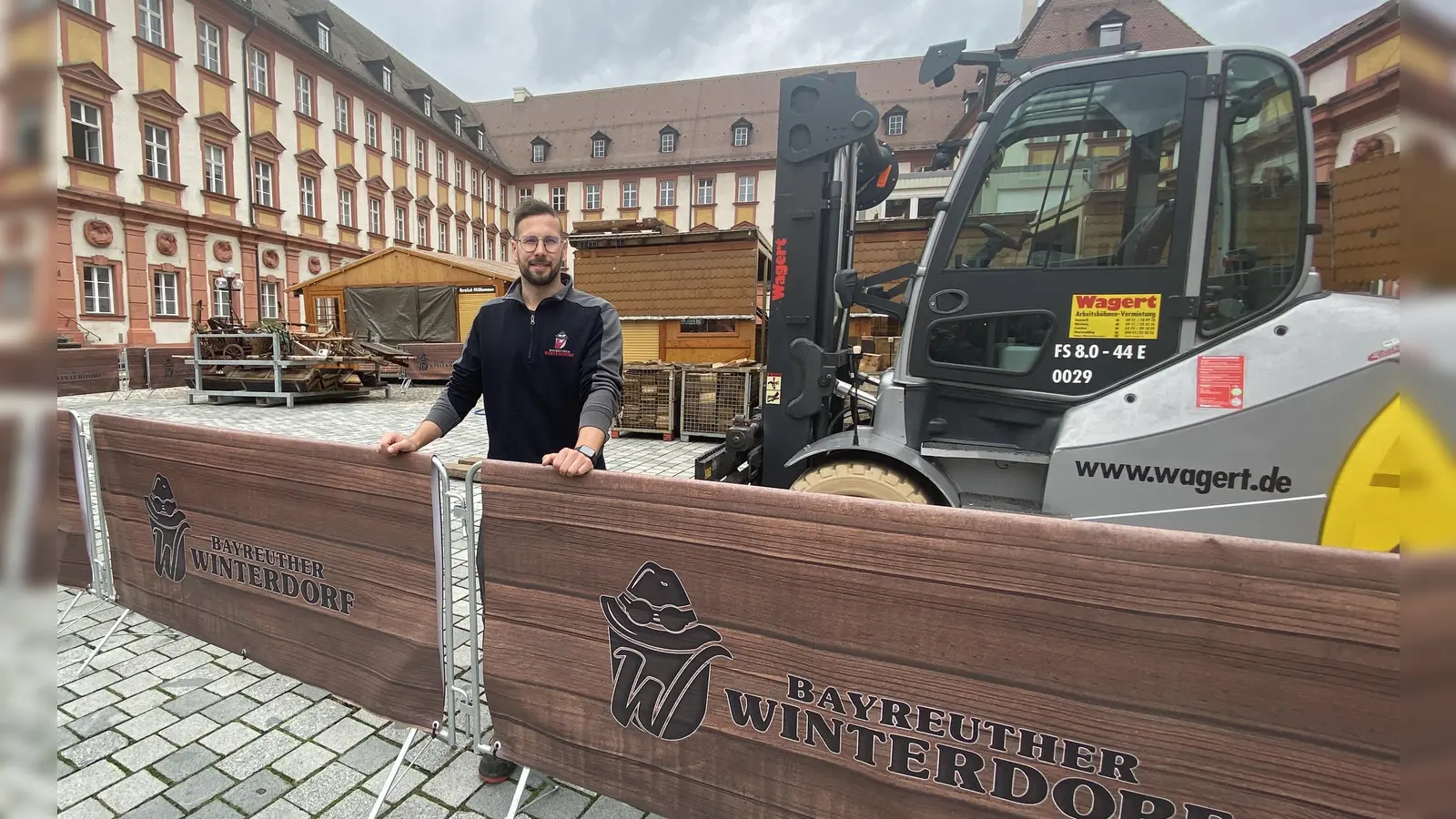 Der Aufbau ist bereits im vollen Gange: Max Vogel freut sich auf die kommende Winterdorf-Saison.  (Foto: jm)