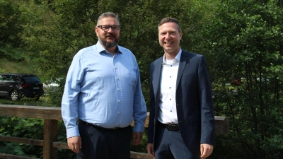 Markus Döhla (li.), neuer Geschäftsleiter des Zweckverbands, und Landrat Florian Wiedemann.  (Foto: red )