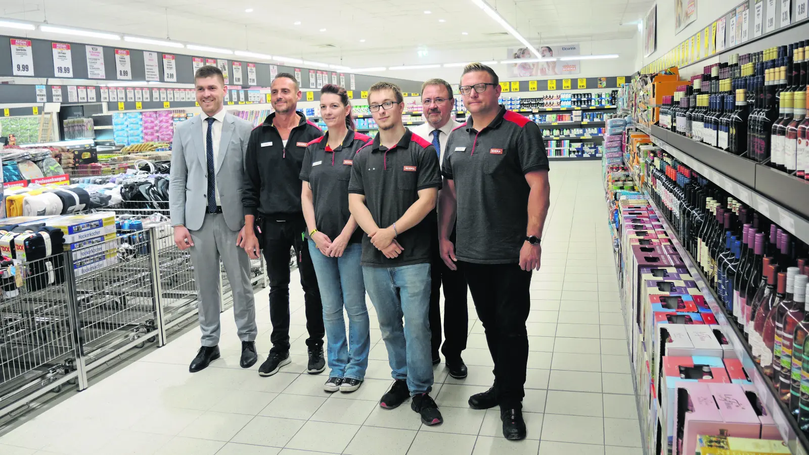 Das NORMA-Team, um Verkaufsleiter Ulrich Schott (2. v.r.), freut sich auf die Eröffnung.  (Foto: W. Munzert )