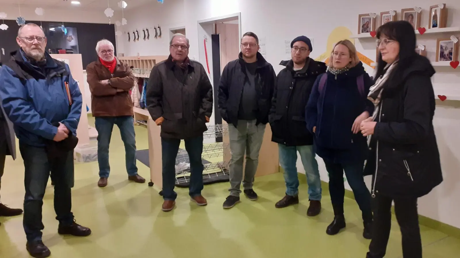 Bürgermeisterin Sybille Pichl (rechts) und SPD-Kreisvorsitzende Silke Winkelmaier (2. V. r.) mit Kommunalpolitikern bei der Besichtigung des neuen Eckersdorfer Kindergartens. (Foto: red )