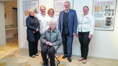 V.l.: Museumsleiterin Martina Ruppert, Thomas und Alexandra Zimmer, Oberbürgermeister Thomas Ebersberger, Jacqueline Ziegler. Sitzend: Seniorchefin Heidi Lang.  (Foto: Dörfler )