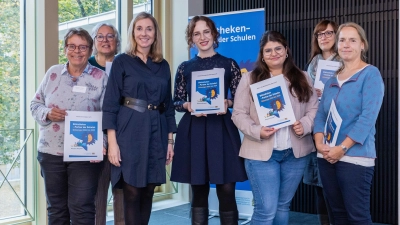 Im Rahmen einer Feierstunde in Würzburg vergab die Bayerische Staatsministerin für Unterricht und Kultus, Anna Stolz, (3. v. li.), das Gütesiegel „Bibliotheken – Partner der Schulen“. Für die RW21 Stadtbibliothek nahm Julia Besold (3. v. re.) die Auszeichnung entgegen.  (Foto: Johannes Kiefer)